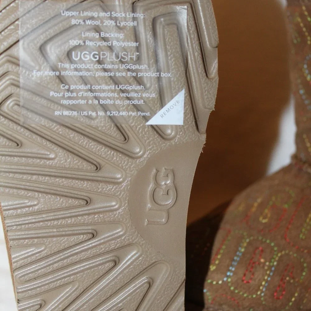 NIB UGG GIRL'S CLASSIC SHORT‎ GRAPHIC STITCH LOGO WINTER BOOTS CHESTNUT